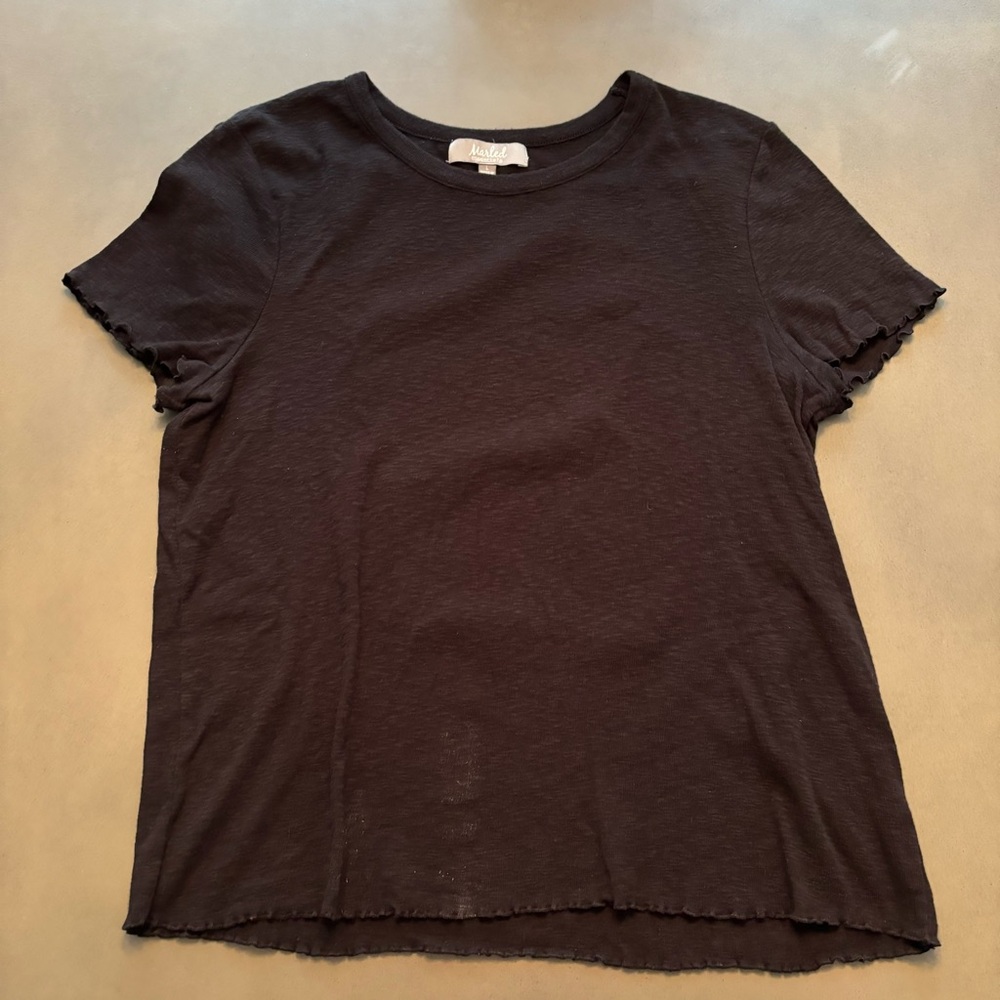 Black short sleeve tee